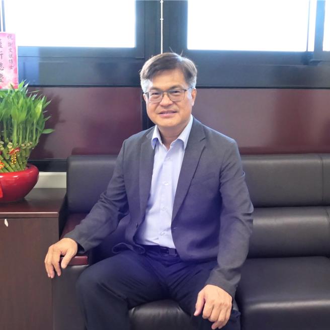 高市府前教育局长谢文斌已在6月28日就任行政院南部联合服务中心第3位副执行长，未来仍将借重其教育专业，扮演中央与地方间的桥梁。（南服中心提供）