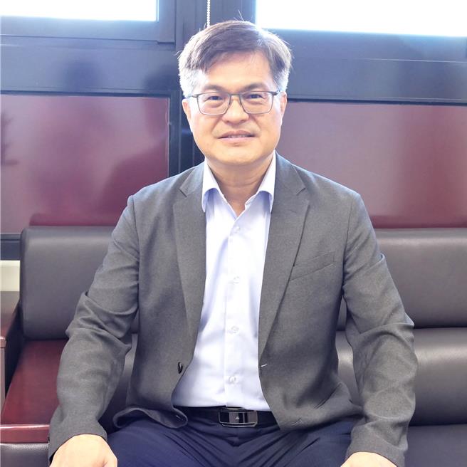 高市府前教育局长谢文斌已在6月28日就任行政院南部联合服务中心第3位副执行长，未来仍将借重其教育专业，扮演中央与地方间的桥梁。（南服中心提供）