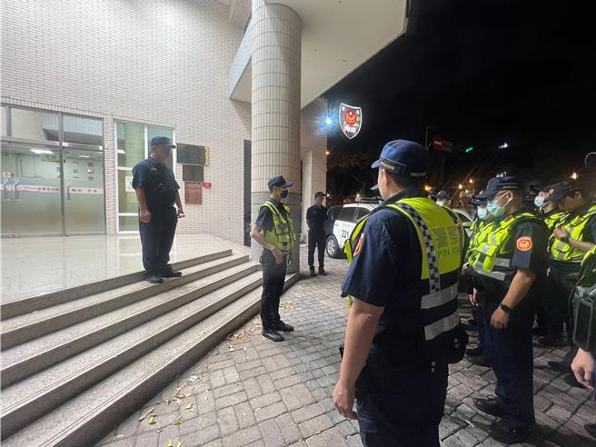中市警二分局6月30日晚间展开「青春专案」，针对辖区内青少年易出入场所实施扩大临检。（中市警二分局提供／冯惠宜台中传真）