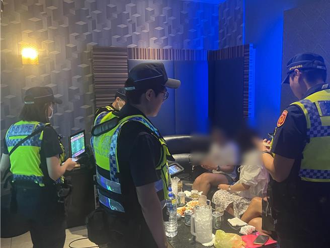 中市警二分局6月30日晚间展开「青春专案」，针对辖区内青少年易出入场所实施扩大临检。（中市警二分局提供／冯惠宜台中传真）