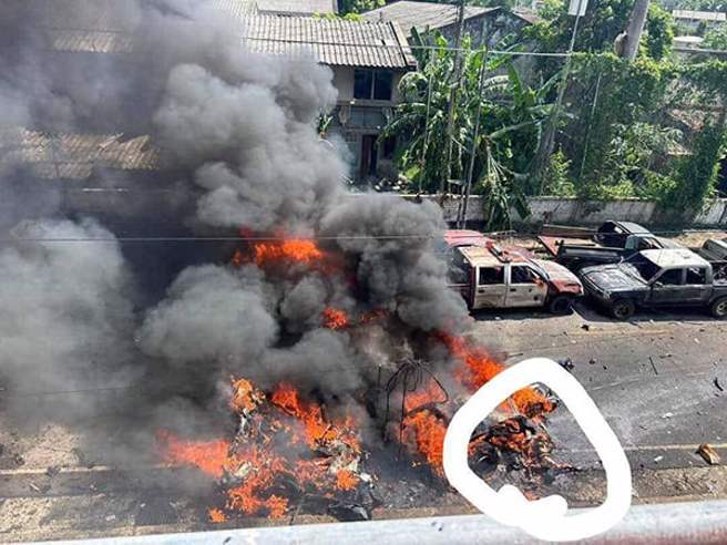 爆炸裝置疑似藏在被畫了白圈的車內。（圖／翻攝中國報）