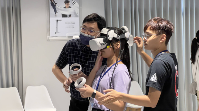 本次活動鏈結全校多個學系及單位，將最具特色的課程轉化成有趣的科普闖關實作項目，包括鏡片視光測量、抽血流程、X光攝影、牙模建構、食品檢驗、哈姆立克法急救、環安知識、VR闖關及智慧長照等。(照片/中臺科技大學提供)