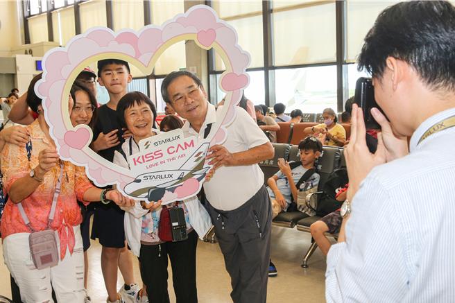 星宇航空1日正式插旗越南第四个航点「富国岛」，每周五班往返，提供向往海岛度假的旅客免签证新航点选择，在首航候机室里星宇航空也邀请旅客一同进行「Kiss cam拍立得」游戏。（陈麒全摄）