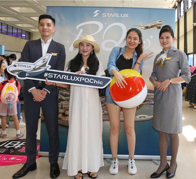 星宇航空1日正式插旗越南第四个航点「富国岛」，每周五班往返，提供向往海岛度假的旅客免签证新航点选择，在首航候机室里星宇航空设置了背景板和空服员，让旅客可以拍照留念。（陈麒全摄）