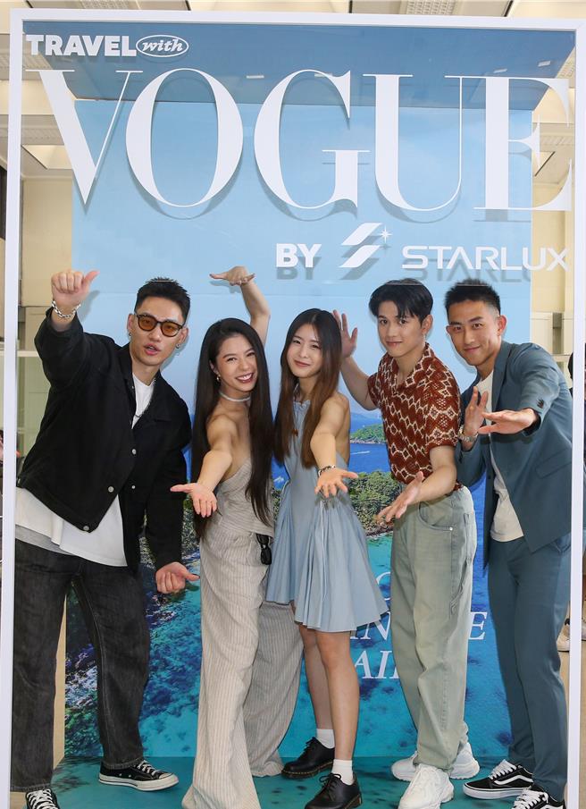 星宇航空1日正式插旗越南第四个航点「富国岛」，每周五班往返，提供向往海岛度假的旅客免签证新航点选择，首航活动搭配与VOGUE共同企划的「恋夏富国岛实境」主题，五位实境秀人选于登机前，一同在主题背板合影留念，现场气氛相当热络欢乐。（陈麒全摄）