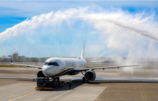 星宇航空1日正式插旗越南第四个航点「富国岛」，每周五班往返，提供向往海岛度假的旅客免签证新航点选择。首航班机JX705于下午15时启航，在近两百位旅客的见证下完成洒水仪式，预计于下午18时许抵达富国岛。（陈麒全摄）