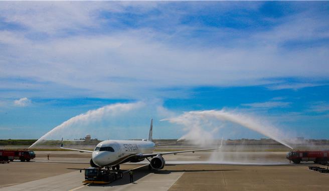 星宇航空1日正式插旗越南第四个航点「富国岛」，每周五班往返，提供向往海岛度假的旅客免签证新航点选择。首航班机JX705于下午15时启航，在近两百位旅客的见证下完成洒水仪式，预计于下午18时许抵达富国岛。（陈麒全摄）