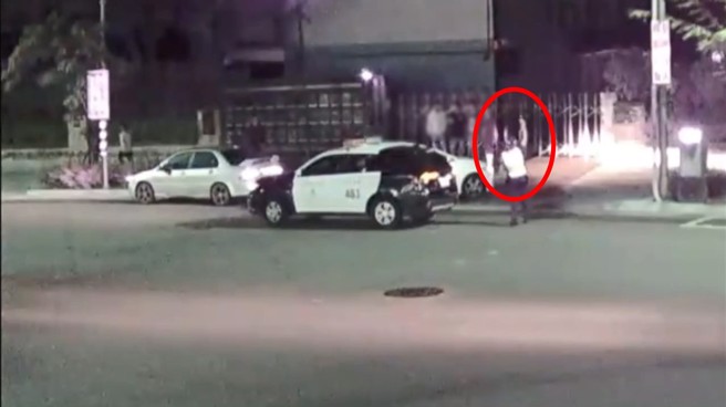 汐止警方獲報到場立即對空鳴槍控制現場，隨後將人帶回偵訊。（翻攝畫面）