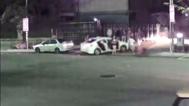 雙方在路邊相約談判，沒想到其中一方到場就開砸。（翻攝畫面）