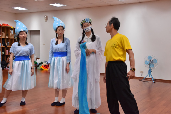 23位學生立刻銜接兒童劇的魔鬼集訓課表，每天起碼10小時起跳。(照片/慈濟大學提供)