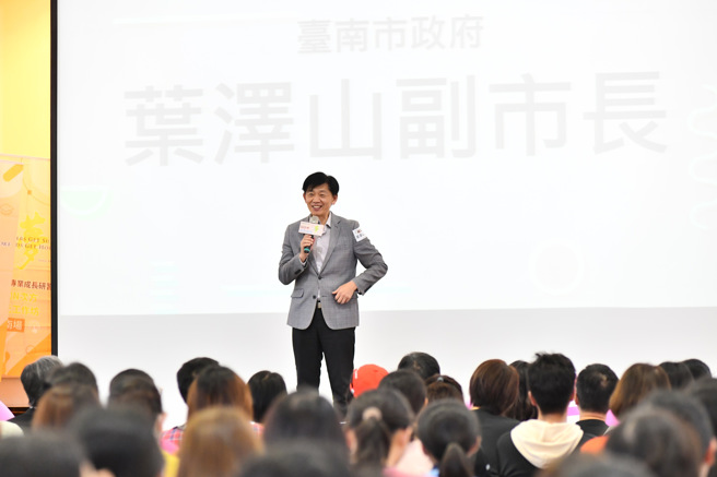 叶泽山副校长表示：「感谢梦N团队愿意将第十年的首场全国研习在「全臺首学」的臺南市举办，希望梦N讲师团队及全体学员，一起成为小太阳，继续照亮教育界。」(照片/台南市政府教育局提供)