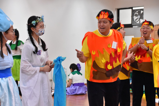 水火不相容導致雙方不斷摩擦、起衝突，經歷各種磨難。(照片/慈濟大學提供) 