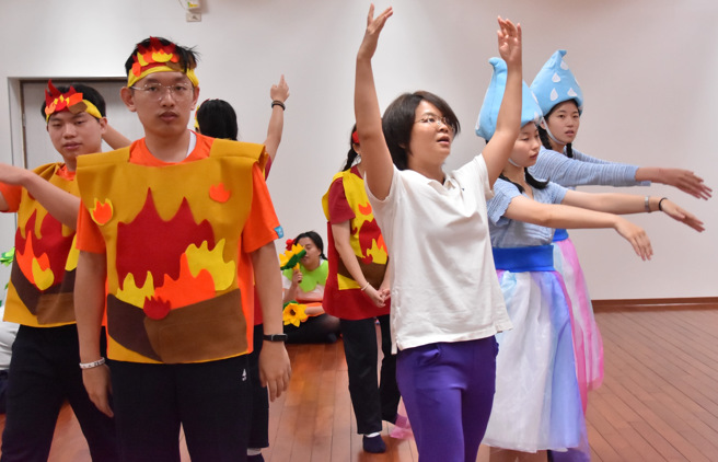指導老師李家萓微調舞蹈動作。(照片/慈濟大學提供)