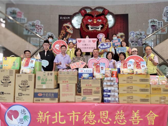 德恩慈善會今日在泰山區公所捐贈物資協助弱勢家庭。（新北市泰山區公所提供）