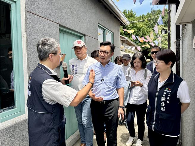台中清水眷村文化园区修復工程计画共分为4期，立法院副院长江启臣（中）于7月1日邀文化部等人会勘，争取中央补助第3期工程4.01亿的一半约2亿元，盼比照屏东「胜利新村」或云林「建国新村」，与市府合作开发。（江启臣办公室提供／张妍溱台中传真）