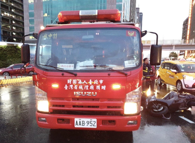 北市消防车出勤遭机车撞上。（翻摄画面）