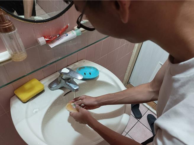 雲林縣1名3歲女童6月17日出現感冒症況，送醫快篩確診A型流感，併發腦炎6月26日不治，1日雲林縣衛生局呼籲民眾勤洗手、戴口罩，減少確診風險。（張朝欣攝）