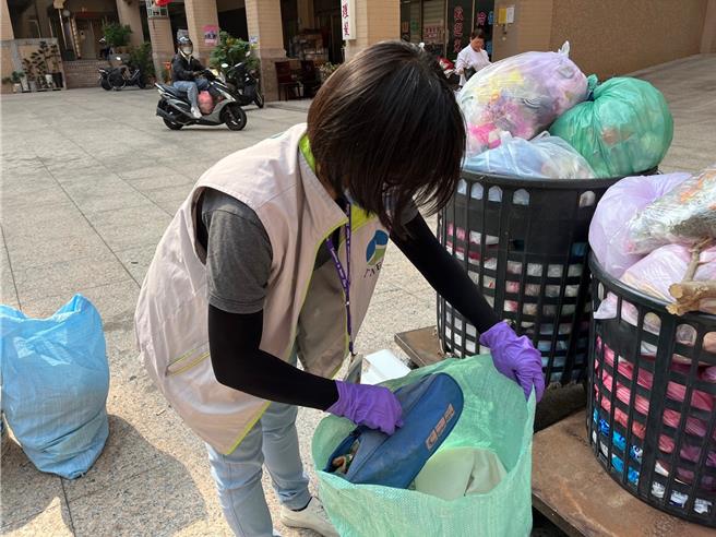 台南市政府环保局执行垃圾破袋检查时，发现合格率大约85％，仍有15％不合格，最常发现纸容器混在一般垃圾丢弃的情形。（环保局提供／洪荣志台南传真）