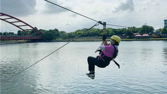 宜兰县长林姿妙体验高空滑降，直呼「好玩，有点刺激」。（吴佩蓉摄）
