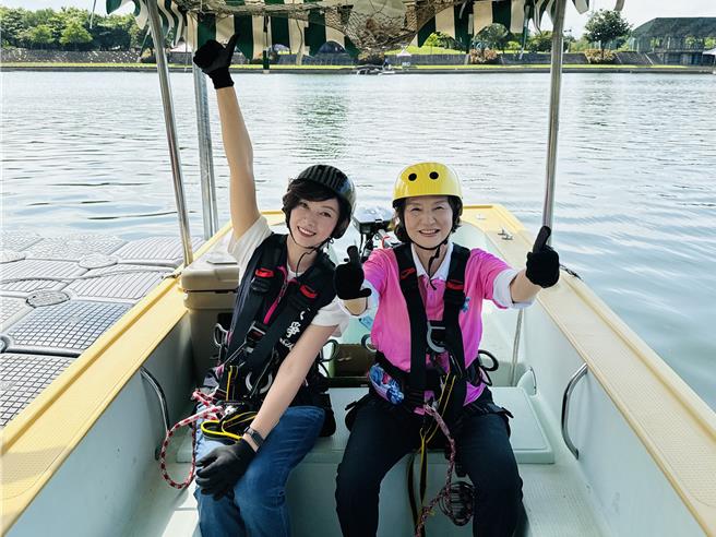 跨越冬山河后，搭8人小艇回园区。（吴佩蓉摄）