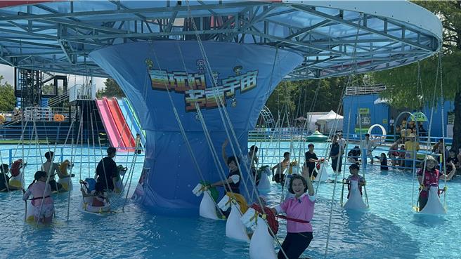 宜兰县长林姿妙体验新设计「飞碟水上木马」，觉得很凉爽。（吴佩蓉摄）