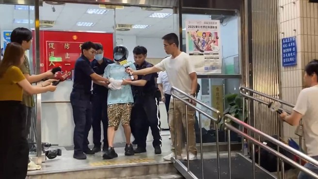 男子驾车衝撞总统府门口前花台 警方将依公共危险、毁损罪移北检。(翻摄画面)