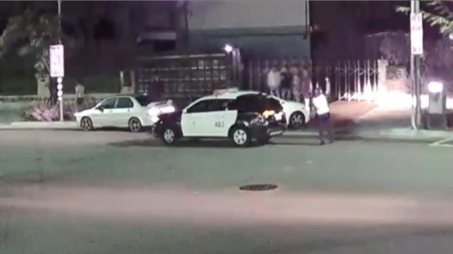 員警對空鳴槍喝止衝突。（警方提供）