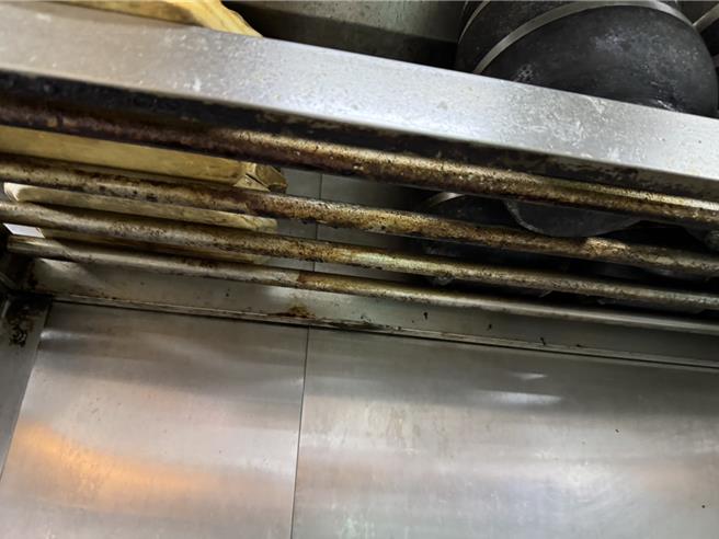 台北市卫生局稽查发现，店家油炸区上方层架不洁，且未能出示部分员工健康检查报告，已要求店家限期改善。（台北市卫生局提供／刘玮晴台北传真）