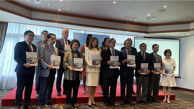 前澳洲驻台代表露珍怡（Jenny Bloomfield，前排左四）卸任后重访台湾，今（1）日在台北出席「澳台情谊的回顾」新书发表会。（刘咏乐摄）