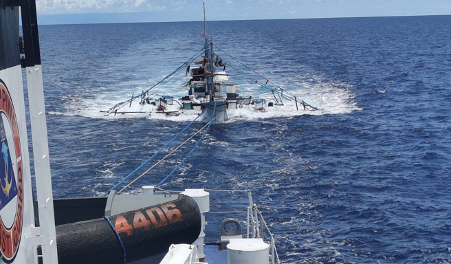 菲律賓漁船在黃岩島附近發生船上發動機爆炸沉沒，中國海警船欲前往營救卻遭菲國海警船指控其阻礙救援。（圖／菲律賓海警隊）