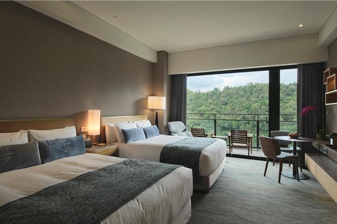 使用5张云朗联合住宿券即可入住云品温泉酒店尊荣山景客房。（云朗观光提供／粘耿豪台北传真）