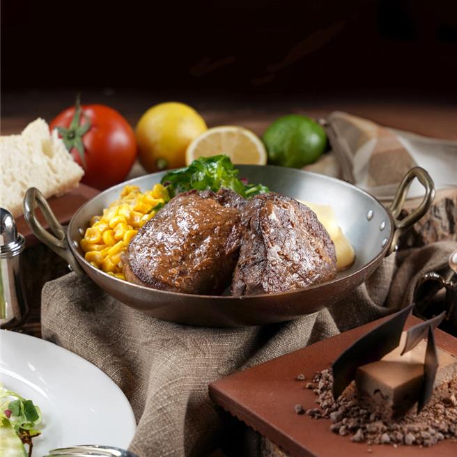 限量贩售的「茶苑10盎司牛排双人套餐券」，能够以每人不到850元的价格，品尝到顶级牛排10盎司。（云朗观光提供／粘耿豪台北传真）