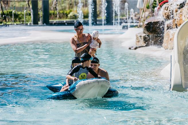 「台东红叶谷绿能温泉园区」于暑期强打买5送1的泡汤套券，邀请大人小孩一同戏水Fun暑假。（云朗观光提供／粘耿豪台北传真）