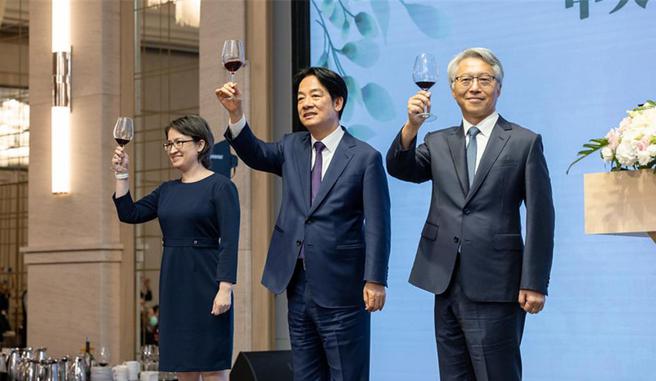 總統賴清德偕同副總統蕭美琴1日晚間晚宴中研院院士會議院士伉儷。圖／總統府提供