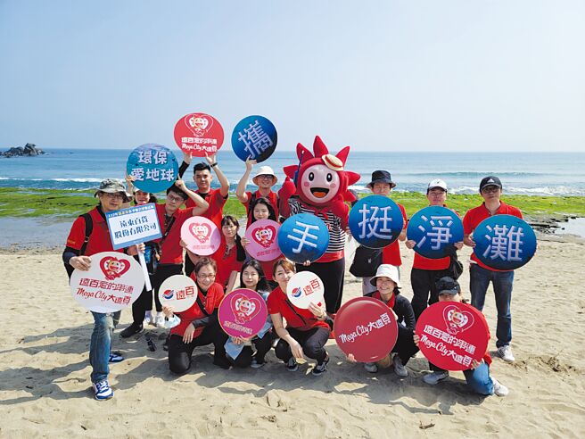 鼓勵員工投入一日志工，5年來志工服務時數已超過6,000小時。圖／遠東百貨提供