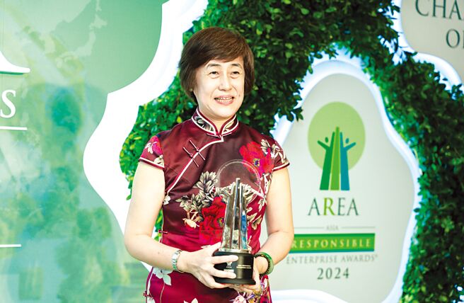 永豐金控董事長陳思寬赴越南參加亞洲企業社會責任獎（The Asia Responsible Enterprise Awards, AREA）頒獎典禮。圖／永豐金控提供