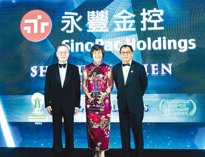 永豐金控董事長陳思寬（中）榮獲負責任企業領袖獎。圖／永豐金控提供