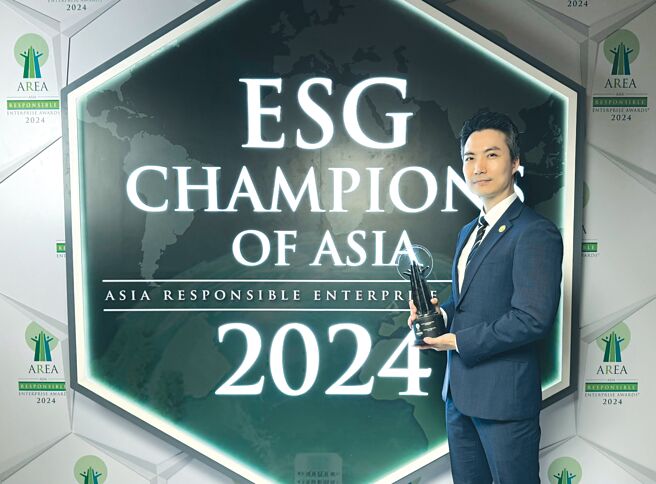 国泰世华银行致力提升全体客户的财务健康状况，蝉联有永续诺贝尔奖之称的「2024年亚洲企业社会责任奖（AREA） 」，勇夺「社会公益发展奖」殊荣，由国泰世华银行协理郑凯中出席领奖。图／国泰世华银行提供