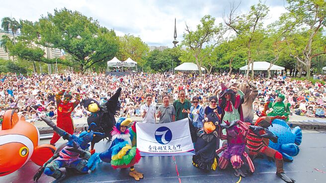 期交所与纸风车剧团合作防诈公益演出，董事长吴自心率员工共同参与。图／期交所提供