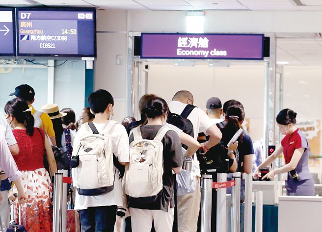 隨暑假出國旅遊旺季到，銀行提供兩大攻略，有助民眾海外消費節省開支。圖／本報資料照片