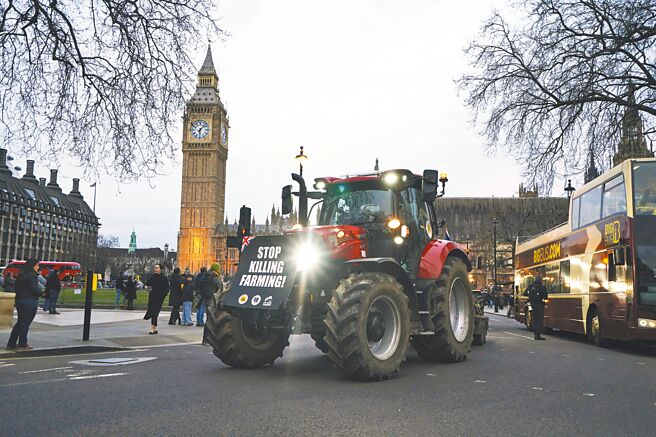 英國脫歐4年來，直接經濟損失1400億英鎊，對歐貿易減少4%，英國經濟規模減少6%，增加對歐洲進口產品通關檢查費用增加3億3千萬英鎊，歐洲民眾入境英國人數減少5倍。（圖╱美聯社）