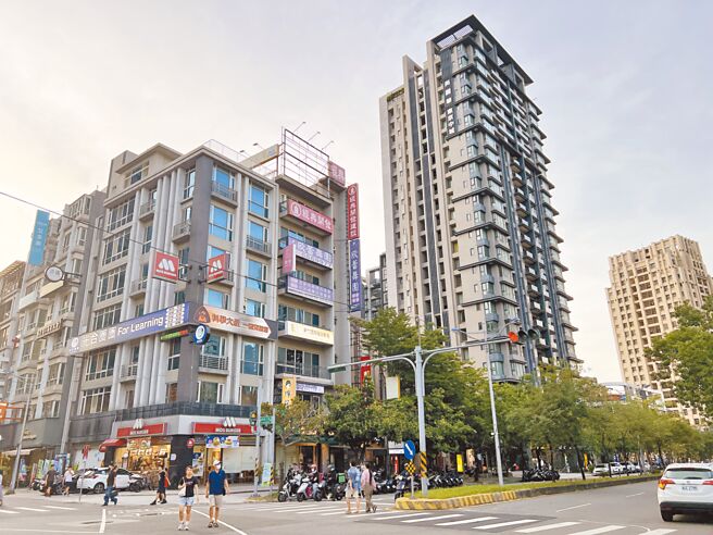 新竹市关新里长黄雅卿说，关新里全部都是新大楼，没有旧社区，人口结构以竹科中高阶主管为主，加上近年AI热潮，竹科有赚钱，员工薪水相对就提高。（王惠慧摄）