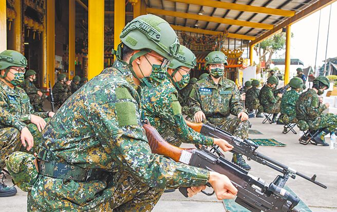 1年期义务役制度直接衝击国军现行21.5万的总员额。图为陆军第六军团教育召集训练。（军闻社）