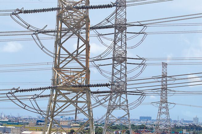 立法院7月擬排審《核子反應器設施管制法修正草案》，鬆綁核電機組換照規範，讓核二、核三廠在安全無虞下延役。圖為台電在各地輸送電力的電塔。（資料照/劉宗龍攝）