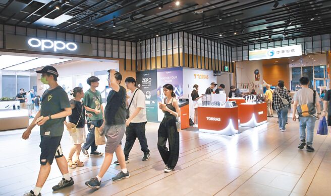 中华电信低调调整手机销售策略，将对大陆品牌手机祭出不加码补贴、不主动推广，以及评估不再列入销售KPI的「三不政策」，目前在通路端销售的OPPO、VIVO首当其衝。图左为OPPO台北三创旗舰店，右为中华电信的台北三创服务中心。（刘宗龙摄）
