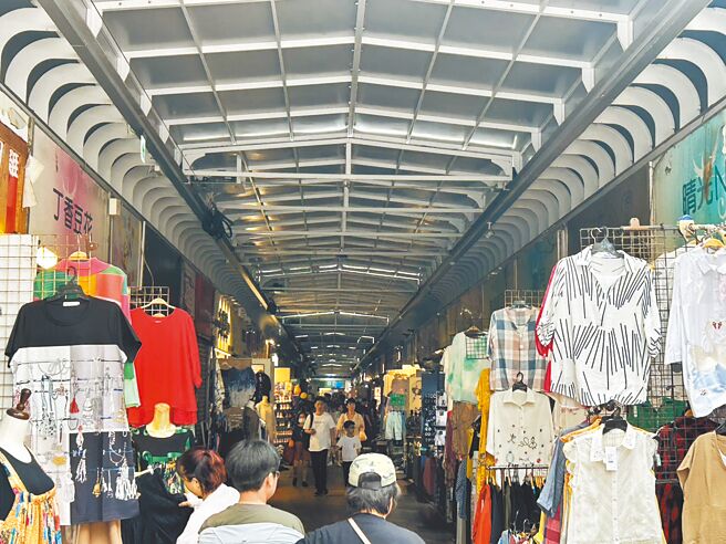 台北市共有48處公有零售市場，去年公共區域電費總金額約8574萬元，議員要求市長蔣萬安兌現競選政見，由市府負擔公有市場公共區域電費。圖為晴光市場。（劉彥宜攝）