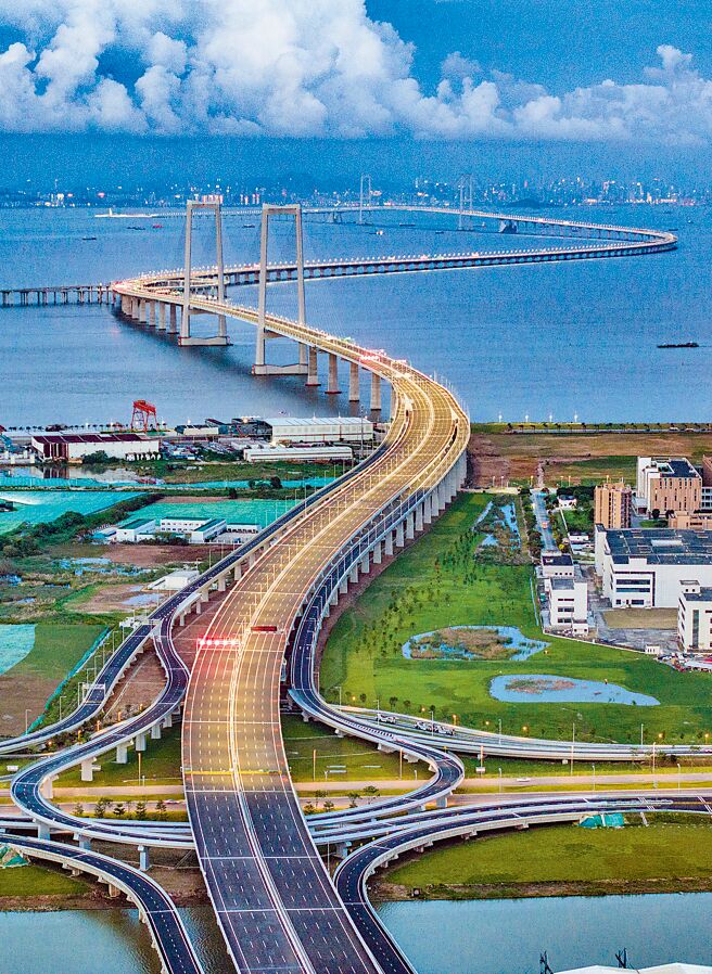 大陆推动粤港澳大湾区的又一项基础建设，连接深圳到中山的「深中通道」，6月30日正式通车，全长24公里，让两地车程从2小时缩短到半小时。（新华社）