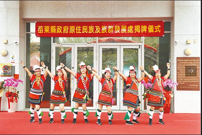 苗栗縣政府原住民語能力認證獎勵標準，民眾通過中級才有1000元獎勵金，縣議員楊文昌為縣民請命，縣長鍾東錦允諾全面提高，預計明年起初級認證合格者，就會發放1000元獎勵金。（苗栗縣政府提供／李京昇苗栗傳真）