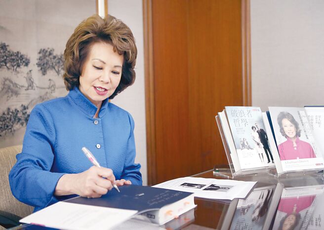 前川普政府運輸部長趙小蘭受訪時暢談成長歷程，以及從政點滴。（范揚光攝）