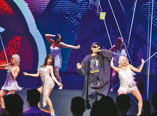 熱狗在金曲35舞台上突發麥克風沒聲音的尷尬場面，重唱化解危機。（台視提供）